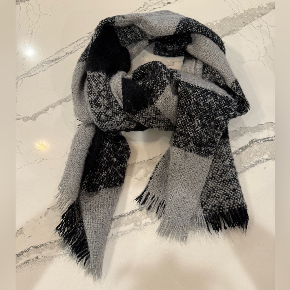 EUC Elegant Black and Gray Women's Plaid Scarf